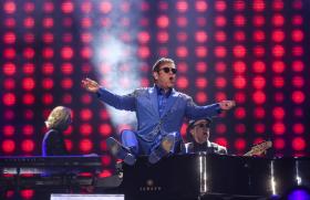 ELTON JOHN É CABEÇA-DE-CARTAZ PARA O 1.º DIA DO MARÉS VIVAS 2016