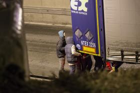 QUINZE IMIGRANTES EM HIPOTERMIA ENCONTRADOS EM CAMIÃO FRIGORÍFICO EM FRANÇA