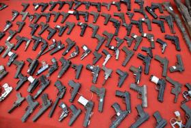 HILLARY CLINTON PROMETE FAZER “TODOS OS POSSÍVEIS” CONTRA A VIOLÊNCIA ARMADA NOS EUA