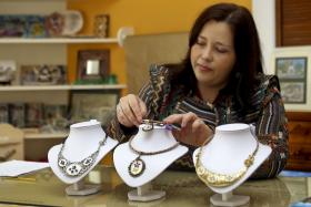 DESEMPREGO LEVA JOVEM ARTESÃ A CRIAR BIJUTERIA COM BORDADO MADEIRA