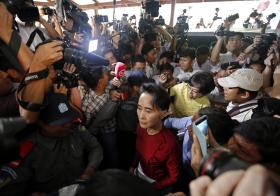 LÍDER DA OPOSIÇÃO BIRMANESA, SUU KYI, VOTOU NAS PRIMEIRAS ELEIÇÕES LIVRES EM 25 ANOS