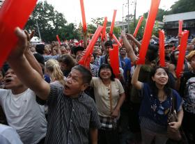 MILHARES DE BIRMANESES JUNTAM-SE FRENTE À SEDE DE AUNG SAN SUU KYI
