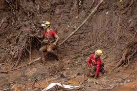 SEGUNDA VÍTIMA MORTA APÓS RUTURA DE BARRAGEM IDENTIFICADA NO BRASIL, 25 ESTÃO DESAPARECIDAS