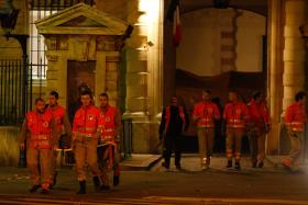 PARIS/ATENTADOS: JORNAIS BRASILEIROS DESTACAM “EXPLOSÕES”, “PÂNICO” E NÚMERO DE MORTOS