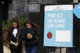 PARIS/ATENTADOS: PARISIENSES SAEM À RUA APESAR DE RECOMENDAÇÕES PARA FICAREM EM CASA
