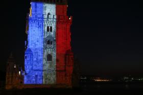 PARIS/ATENTADOS: TORRE DE BELÉM, EM LISBOA, ILUMINADA EM HOMENAGEM ÀS VÍTIMAS