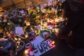 PARIS/ATENTADOS: POLÍCIA DÁ ORDENS PARA PESSOAS SE REFUGIAREM, PÂNICO NA PRAÇA DA REPÚBLICA