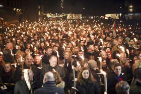 PARIS/ATENTADOS: MAIS DE 20.000 EM VIGÍLIA JUNTO A EMBAIXADA DE FRANÇA EM COPENHAGA