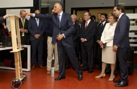 CAVACO SILVA FOI RECEBIDO COM MANIFESTAÇÃO À PORTA DO PARLAMENTO DA MADEIRA
