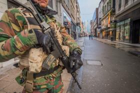 PARIS/ATENTADOS: BRUXELAS CONTINUA EM ALERTA MÁXIMO, DE PORTAS FECHADAS E RUAS VAZIAS