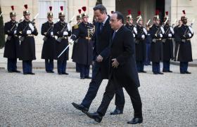 PARIS/ATENTADOS: HOLLANDE E CAMERON VISITAM SALA DE ESPETÁCULOS DO BATACLAN