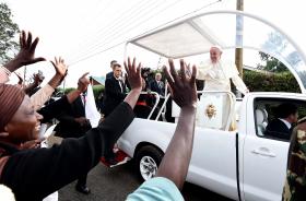 PAPA DENUNCIA “PERIFERIAS ABANDONADAS” POR MINORIAS QUE “CONCENTRAM PODER E RIQUEZA”