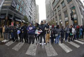 MILHARES REGRESSAM ÀS RUAS EM CHICAGO PARA PROTESTAR CONTRA ATUAÇÃO POLICIAL
