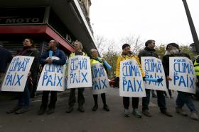 CLIMA: “MAR” DE PARES DE SAPATOS ESTÃO NA PRAÇA DE ONDE SAIRIA A MARCHA CANCELADA