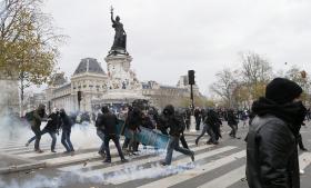 CLIMA: POLÍCIA DETÉM UMA CENTENA DE MANIFESTANTES DURANTE CONFRONTOS EM PARIS