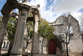CERCA DE 40 PESSOAS NO LARGO DO CARMO CONTRA GOVERNO DO PS