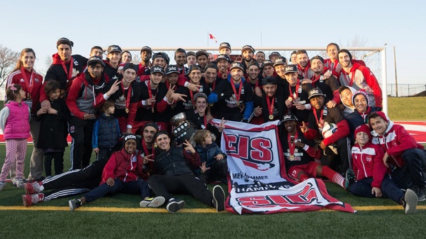 Os York University Lions posam para uma foto no domingo, 15 de novembro de 2015. (York University/Twitter)