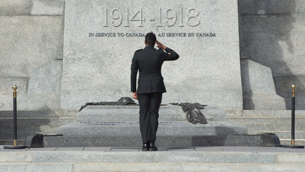 Um membro das Forças canadianas faz a saudação quando ele passa em frente ao Túmulo do Soldado Desconhecido, no National War Memorial, em Otava na quarta-feira, 21 de outubro de 2015. (Adrian Wyld/The Canadian Press)