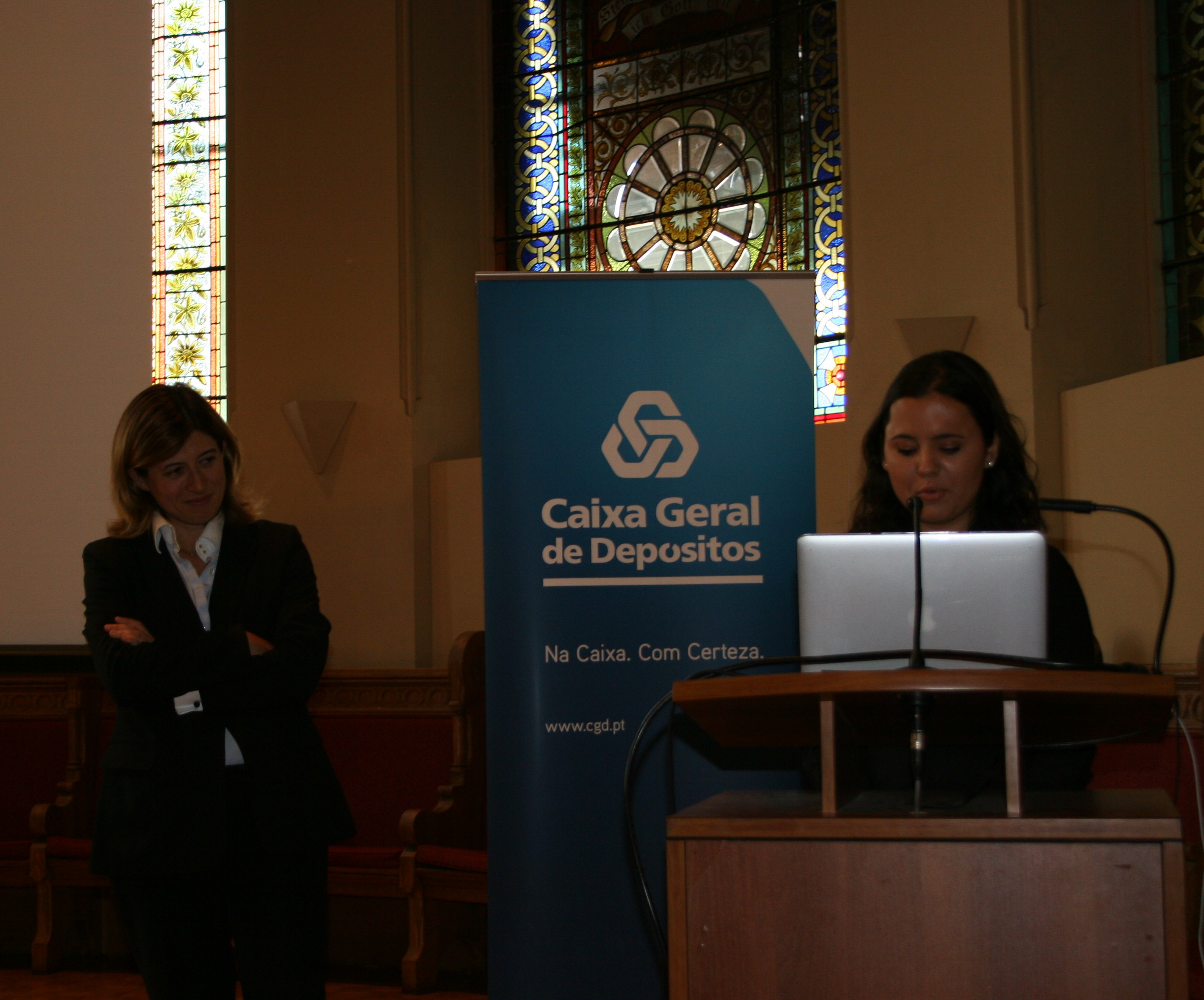 Emma Amaral foi a aluna vencedora do prémio Pedro da Silva. Na foto, com a representante da Caixa Geral de Depósitos, Ana Ochôa. LA/CMC