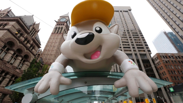 Pachi, a mascote para os Jogos Pan-Americanos, é apresentada numa paragem de autocarro no centro de Toronto - 9 de julho de 2015. THE CANADIAN PRESS/AP,Julio Cortez