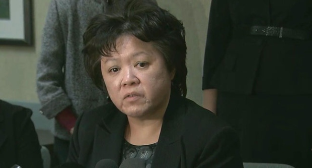 Donna Quan fala com os repórteres nesta foto de arquivo