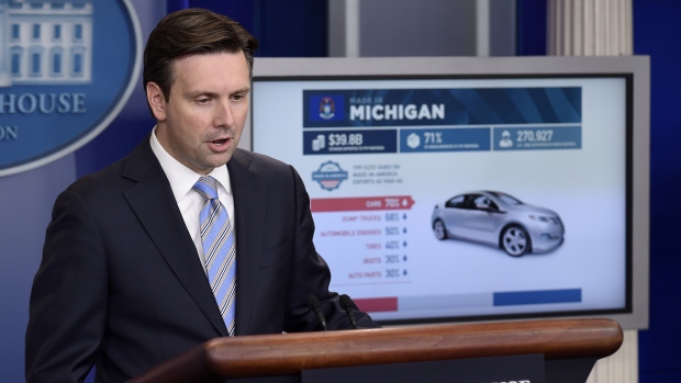 Nesta foto de arquivo, o secretário de imprensa da Casa Branca, Josh Earnest, usa um gráfico para discutir a Parceria Trans-Pacífico (TPP), durante o briefing diário na Casa Branca, em Washington. (AP Photo / Susan Walsh, Arquivo)