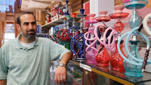 Marwan Zaidan olha sobre uma prateleira de tubos de cachimbo de água (narguilé) para venda na sua loja, o Ashbury Tobacco Center, em Haight Street em San Francisco - 3 de janeiro de 2009. (AP / Eric Risberg)