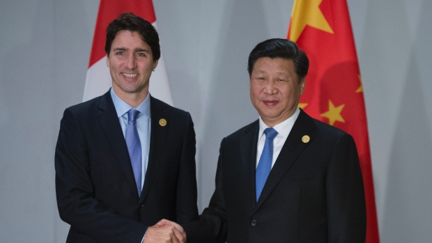 O primeiro-ministro Justin Trudeau é cumprimentado pelo presidente chinês Xi Jinping, quando ambos participam numa reunião bilateral na Cimeira do G20, em Antalya, Turquia - 16 de novembro de 2015. The Canadian Press/Sean Kilpatrick