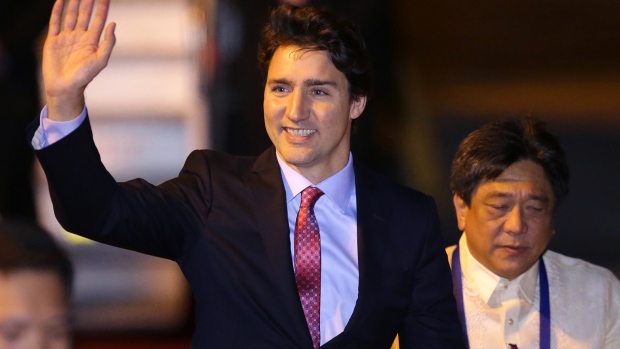 O primeiro-ministro Justin Trudeau acena à chegada para a cimeira de Cooperação Económica Ásia-Pacífico (APEC) em Manila, Filipinas - 17 de novembro de 2015. (AP/Aaron Favila)