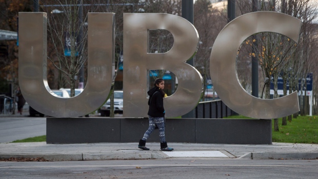 Uma jovem rapariga passa pelas grandes letras que soletram UBC na Universidade da Colúmbia Britânica, em Vancouver, B.C. - 22 de novembro de 2015. (The Canadian Press / Darryl Dyck)