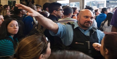 Agentes de segurança da TTC vão estar em alerta máximo na sequência dos ataques mortais em Paris, disse a agência de trânsito, na segunda-feira. (Hannah Yoon / The Canadian Press)
