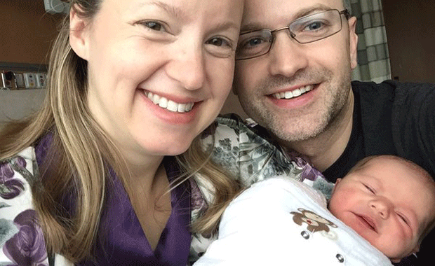 Mike Layton (à direita) e a sua esposa Brett Ryon (à esquerda) são mostrados com a sua nova filha. (Twitter/@ m_layton)