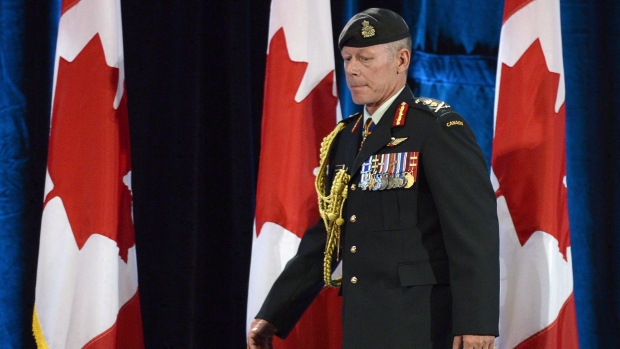 O Chefe do Estado-Maior da Defesa Gen. Jonathan Vance (à direita) chega para uma cerimónia de mudança de comando em Otava, em 17 de julho de 2015. The Canadian Press / Adrian Wyld