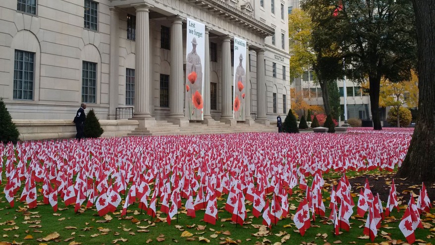 Em antecipação ao Dia da Lembrança, bandeiras canadianas em homenagem aos soldados mortos foram plantadas na relva do edifício Manulife na Bloor Street, em Toronto - 5 de novembro de 2015. 680 NEWS / Amber LeBlanc