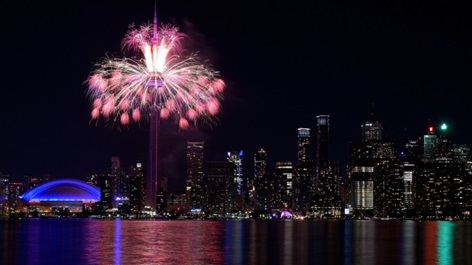 Uma sessão de fogo de artifício ilumina Toronto durante a cerimónia de encerramento dos Jogos Pan-Americanos de Toronto - 26 de julho de 2015. (Nathan Denette/The Canadian Press)