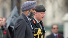 O ministro da Defesa Harjit Singh Sajjan e o Chief of Defence Staff Gen. Jonathan Vance participam na cerimónia do Dia da Lembrança em Otava - 11 de novembro de 2015. (The Canadian Press/Adrian Wyld)