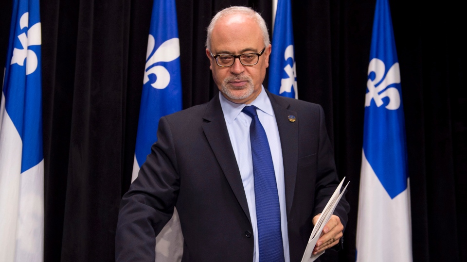 O ministro das Finanças do Quebec Carlos Leitão apresenta uma atualização económica na legislatura em Quebec City - 2 de dezembro de 2014. (Jacques Boissinot / The Canadian Press)
