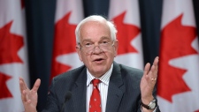 O Ministro da Imigração, Refugiados e Cidadania John McCallum anuncia o plano do Canadá para reassentar 25.000 refugiados sírios, durante uma conferência de imprensa em Otava – 24 de novembro, 2015. The Canadian Press / Sean Kilpatrick
