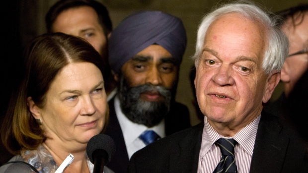 A ministra da Saúde Jane Philpott (da esquerda para a direita), o ministro da Defesa Harijit Singh Sajjan e o ministro da Imigração, John McCallum realizam uma conferência de imprensa após uma reunião ministerial no Parliament Hill, em Otava - 12 de novembro de 2015. The Canadian Press/Fred Chartrand
