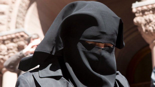 Uma mulher não identificada usa um niqab no exterior de um tribunal do Ontário em Toronto - 23 de abril de 2013. (The Canadian Press / Chris Young)