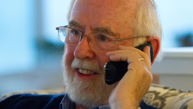 Arthur B. MacDonald, professor emérito da Universidade de Queen, no Canadá, fala ao telefone logo depois de saber que ele era um covencedor do Prémio Nobel de Física. Ele venceu um segundo prémio importante para a mesma pesquisa. (Lars Hagberg / Reuters)