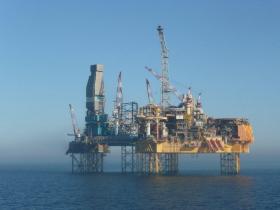 ANGOLA COM NOVO ORÇAMENTO DE CONTENÇÃO E AMEAÇA DE PETRÓLEO AINDA MAIS BARATO