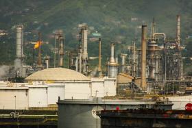 BARRIL DE PETRÓLEO VENEZUELANO DESVALORIZOU 8,3% COTANDO-SE EM 31,24 DÓLARES