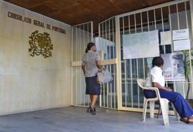 CRISE TIRA ANGOLANOS AO NATAL PORTUGUÊS MAS AINDA HÁ 150 A PEDIR VISTO TODOS OS DIAS