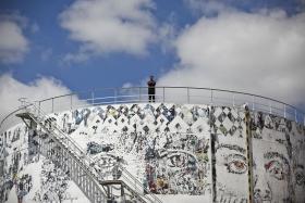 IMPRENSA ESTRANGEIRA GALARDOA VHILS COM PRÉMIO PERSONALIDADE DE 2015