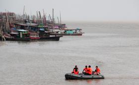 BARCO SOFRE ACIDENTE EM MAR DA INDONÉSIA COM MAIS DE 100 PASSAGEIROS A BORDO