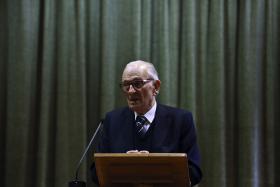 2015: ADRIANO MOREIRA NÃO VÊ PROBLEMAS CONSTITUCIONAIS NO GOVERNO DE ESQUERDA E PREVÊ MAIS SURPRESAS