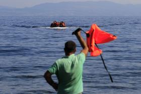MIGRAÇÕES: GUARDA COSTEIRA ITALIANA RESGATA 800 PESSOAS E RECUPERA UM CADÁVER