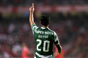 BRYAN RUIZ SOFRE TRAUMATISMO NO JOELHO ESQUERDO FRENTE AO PAÇOS DE FERREIRA
