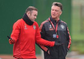WAYNE ROONEY ASSEGURA QUE JOGADORES ESTÃO A “LUTAR” POR VAN GAAL